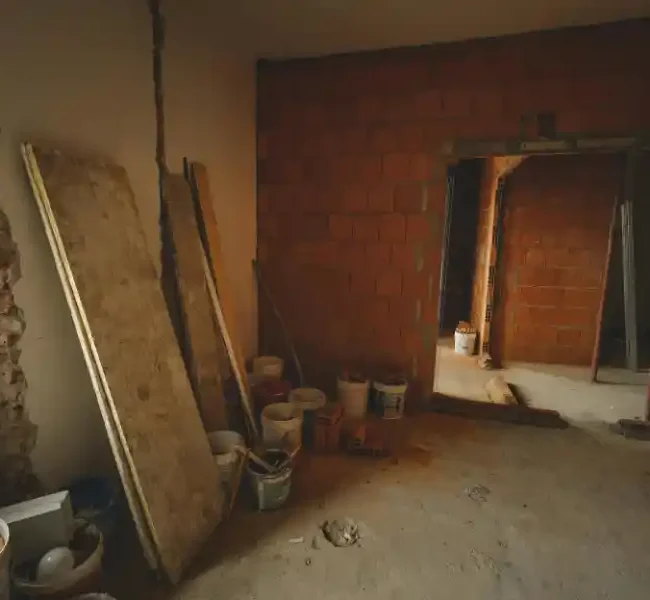 interno abitazione in fase di ristrutturazione con muri al grezzo