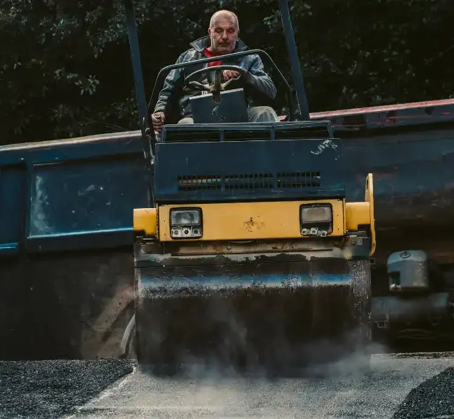rullo compattatore durante asfaltatura strada