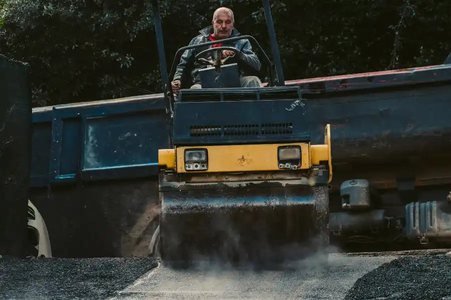 rullo compattatore durante asfaltatura strada