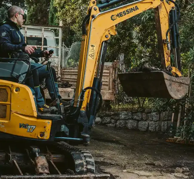 operatore specializzato alla guida di escavatore