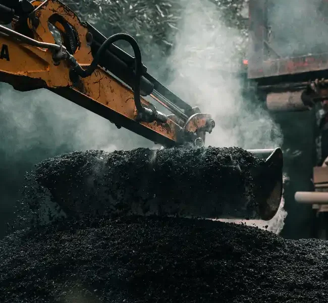 benna con asfalto caldo per realizzazione strada