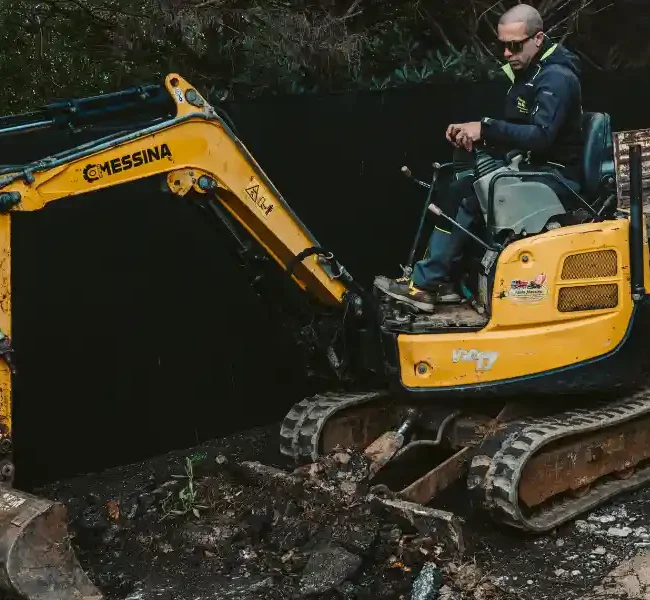 escavatore con operatore al lavoro Impresa messina isola d'Elba