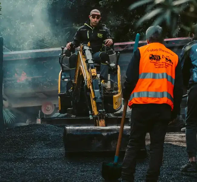 stesa di asfalto con escavatore Impresa Messina Isola d'Elba