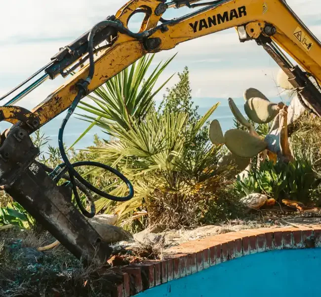 demolizione piscina con escavatore Impresa Messina Isola d'Elba