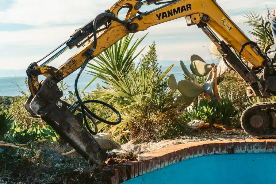 demolizione piscina con escavatore Impresa Messina Isola d'Elba