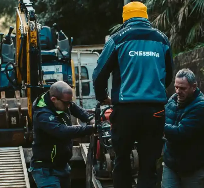 scarico attrezzatura da cantiere dal Camion