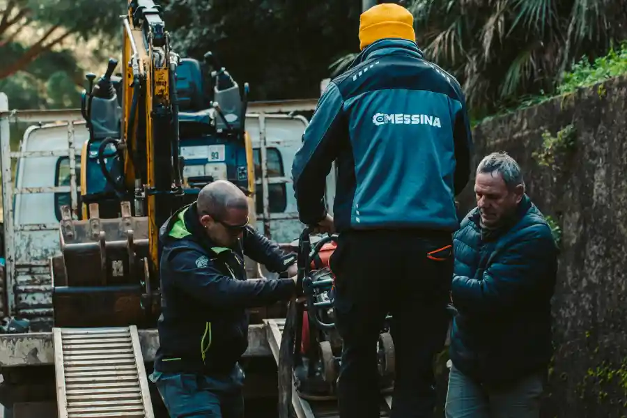 scarico attrezzatura da cantiere dal Camion