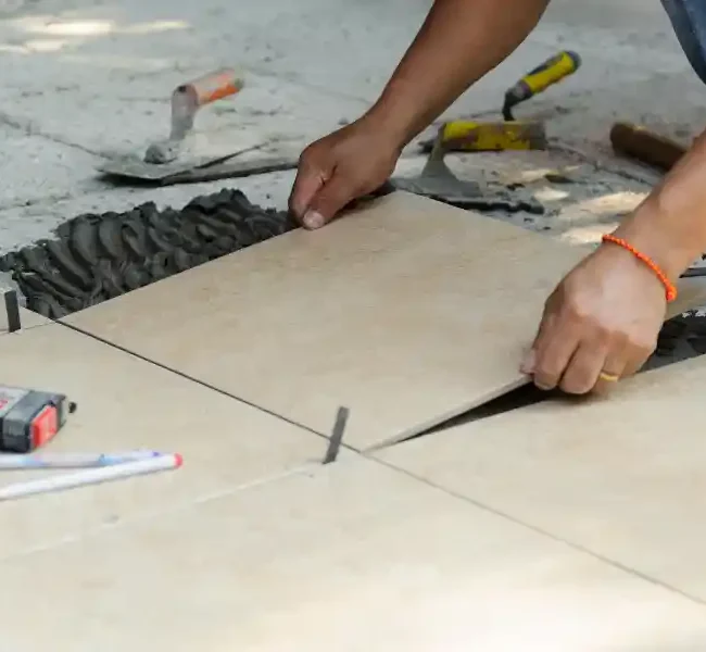 posa pavimento piastrelle durante ristrutturazione