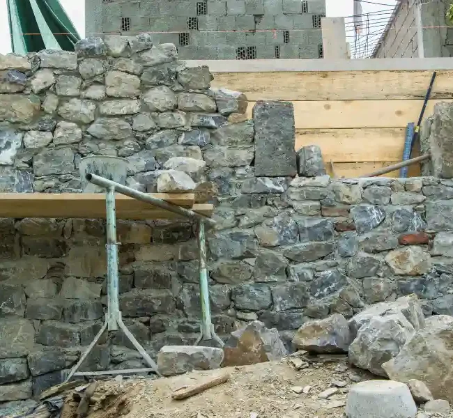 muro in pietra naturale per contenimento scarpata