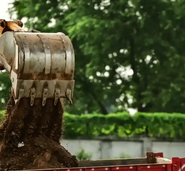 dettaglio benna escavatore durante scarico