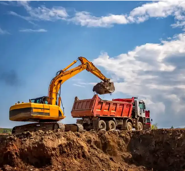 escavatore che scarica terra su camion tre assi Impresa Messina Isola d'Elba