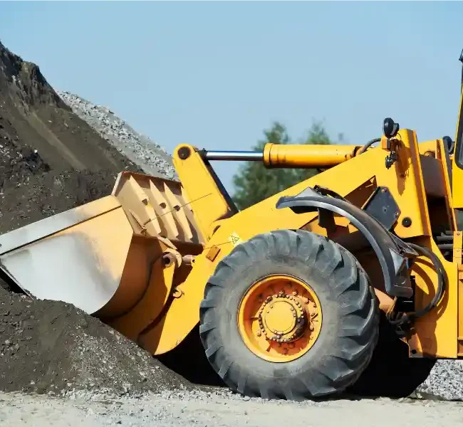 ruspa durante carico sabbia in cantiere